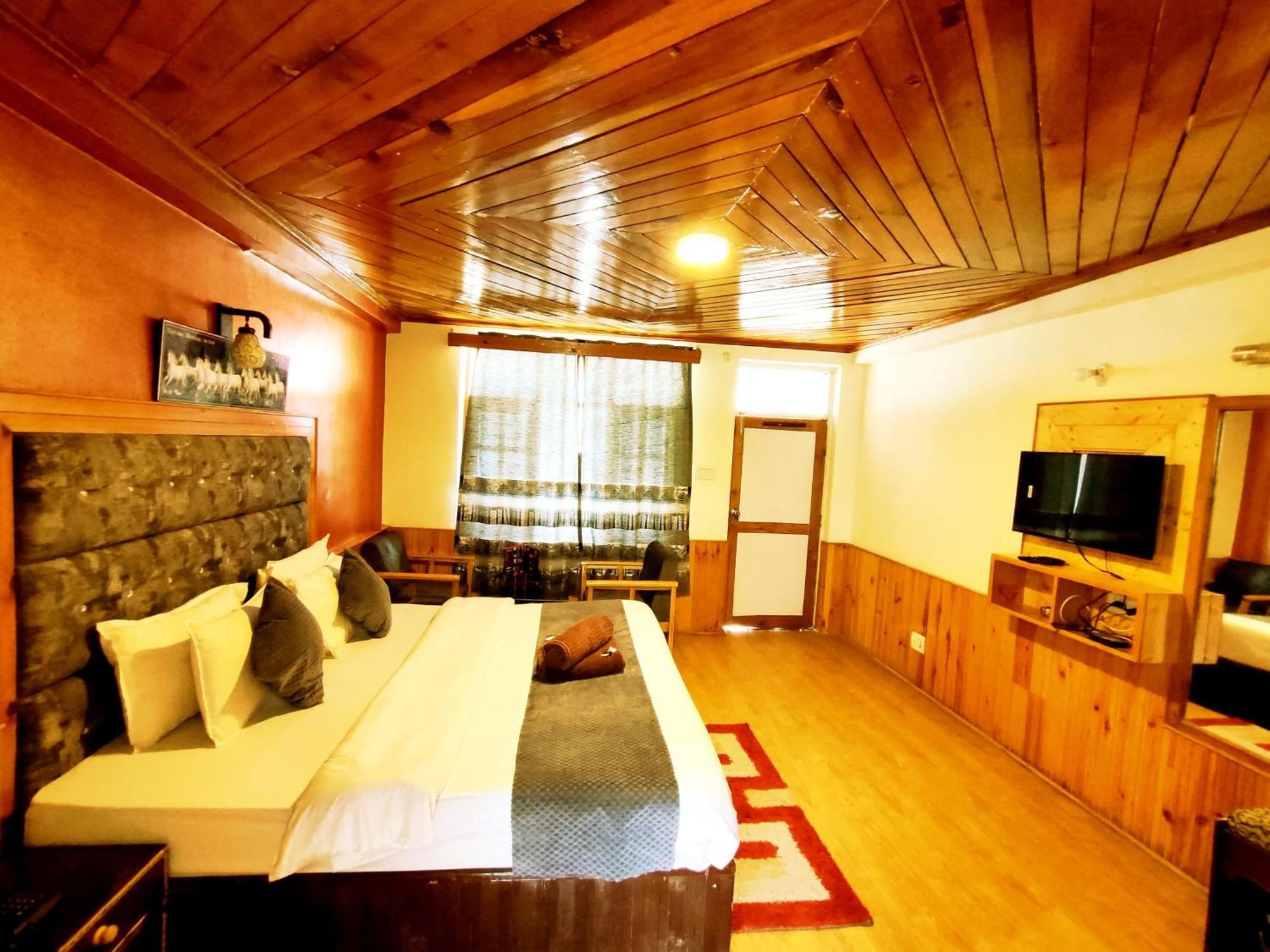 Elena Aastha Regency- A Valley View Hotel - Manali (Himachal Pradesh) — Photos 1